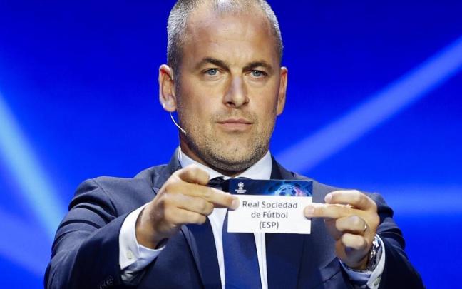 Joe Cole muestra la papeleta de la Real Sociedad, este jueves en Mónaco. / EFE