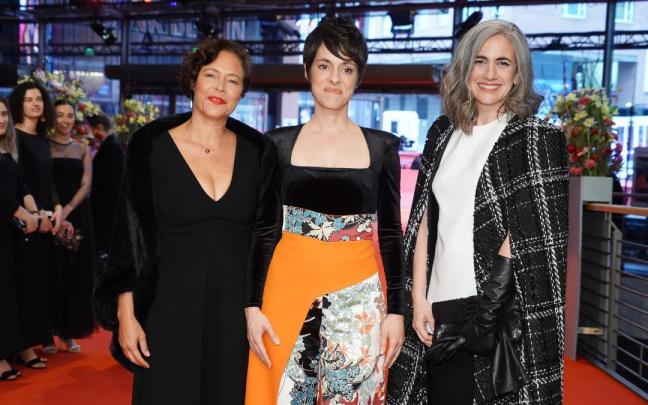 La directora Estibaliz Urresola junto a las productoras Lara Izagirre y Valerie Delpierre.