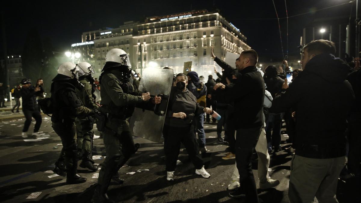 La Policía griega carga contra los manifestantes en Atenas que claman justicia por el accidente de Tempe