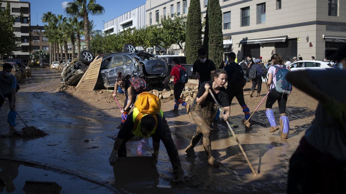 Decenas de voluntarios retiran agua y barro