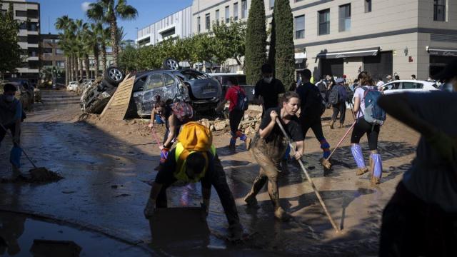 Decenas de voluntarios retiran agua y barro