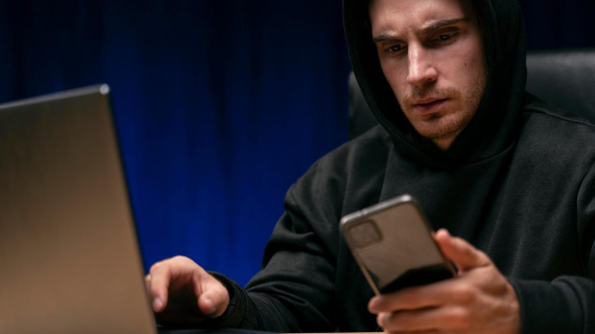 Clonar cuentas de WhatsApp es uno de los medios que usan los cibedelincuentes para llevar a cabo sus fraudes.