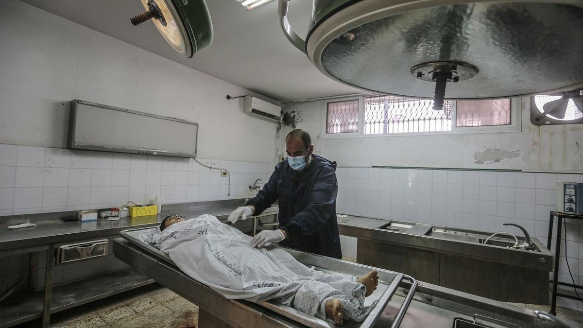 El cuerpo de un palestino fallecido en la morgue del hospital Al Shifa.