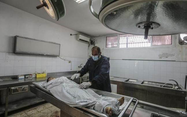 El cuerpo de un palestino fallecido en la morgue del hospital Al Shifa.