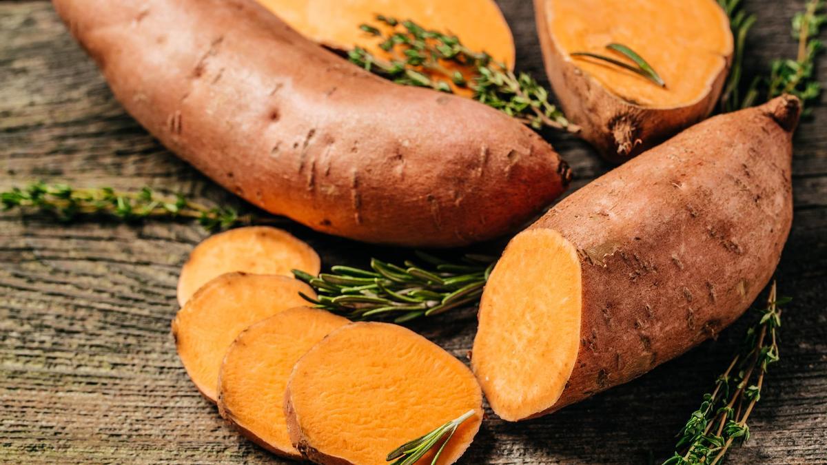 Varios boniatos lístos para cocinar.