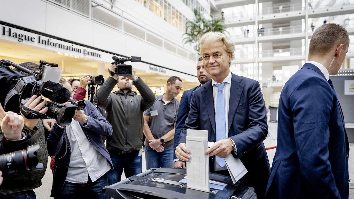 El líder del Partido de la Libertad de los Países Bajos, Geert Wilders, votando en La Haya