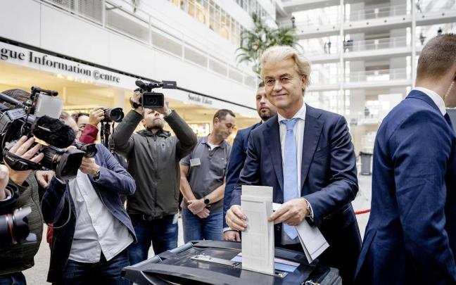 El líder del Partido de la Libertad de los Países Bajos, Geert Wilders, votando en La Haya El líder del Partido de la Libertad de los Países Bajos, Geert Wilders, votando en La Haya