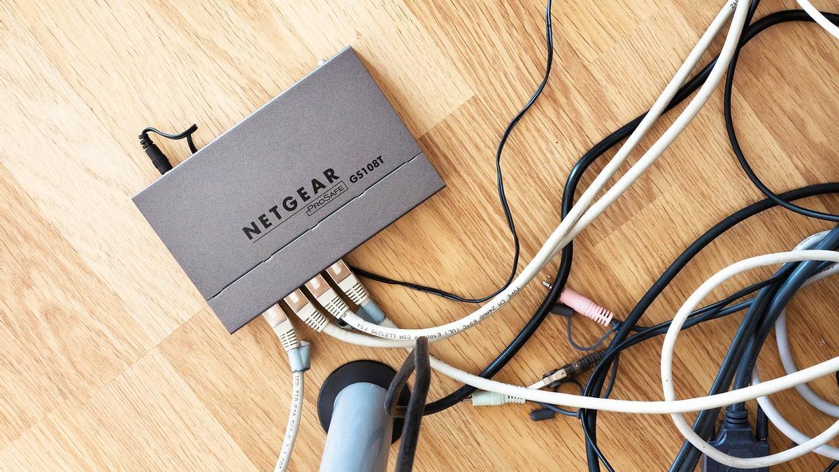 Un router conectado a varios cables