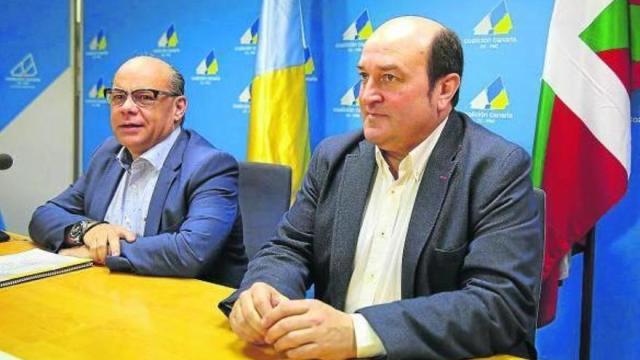 Un encuentro anterior del líder del PNV, Andoni Ortuzar, con representantes de Coalición Canaria