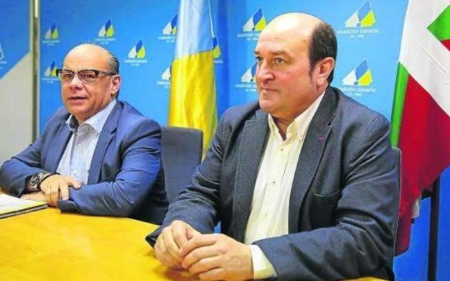 Un encuentro anterior del líder del PNV, Andoni Ortuzar, con representantes de Coalición Canaria / Foto: N.G. Un encuentro anterior del líder del PNV, Andoni Ortuzar, con representantes de Coalición Canaria