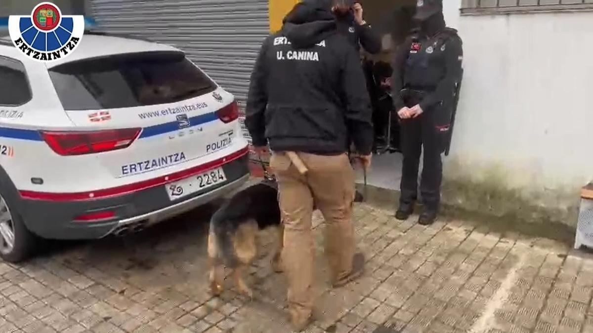 Registro de un local en Hernani, donde han sido halladas diversas cantidades de droga