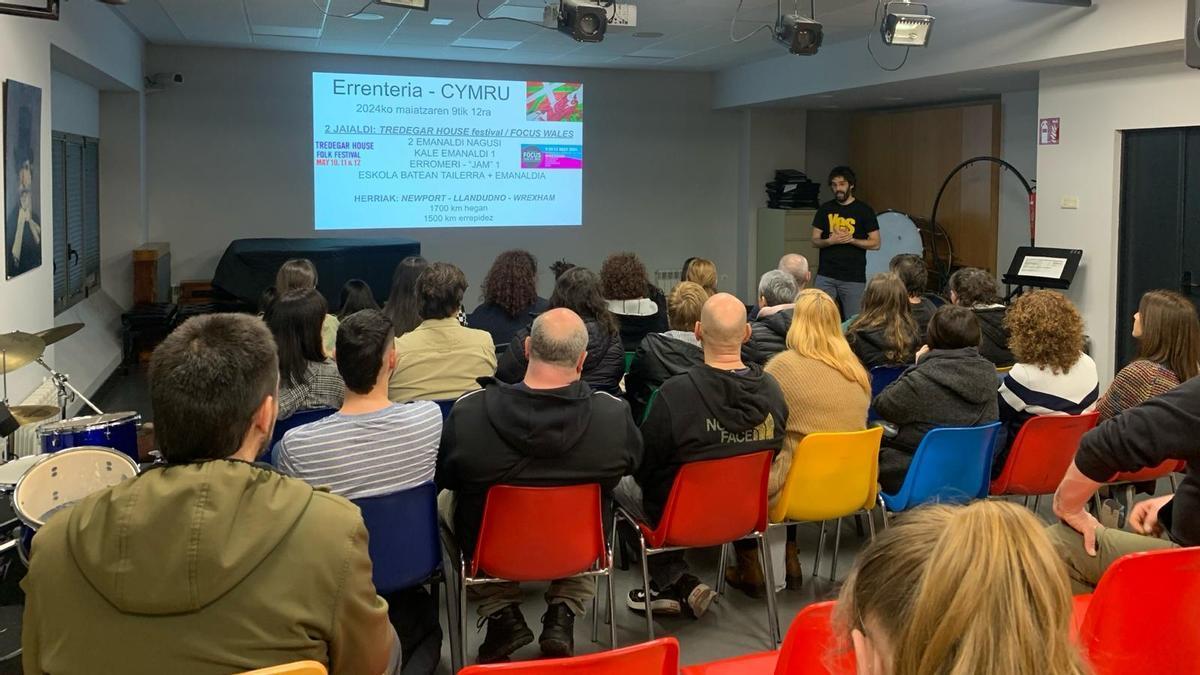 Una reunión informativa en Herri Arte Eskola