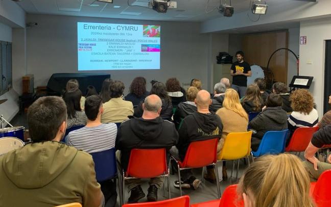 Una reunión informativa en Herri Arte Eskola