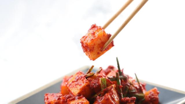 El kimchi es un alimento tradicional coreano.