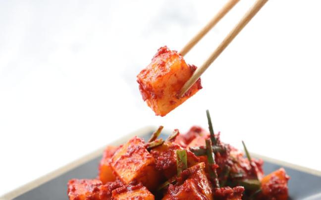 El kimchi es un alimento tradicional coreano.