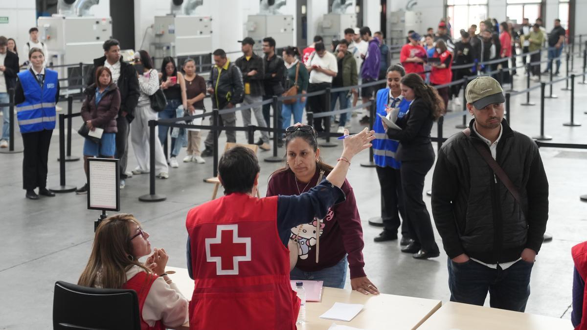 Decenas de inmigrantes guardan cola en Barcelona para regular su situación