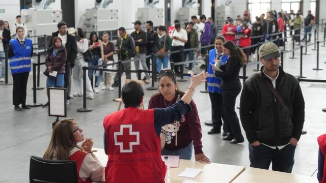 Decenas de inmigrantes guardan cola en Barcelona para regular su situación