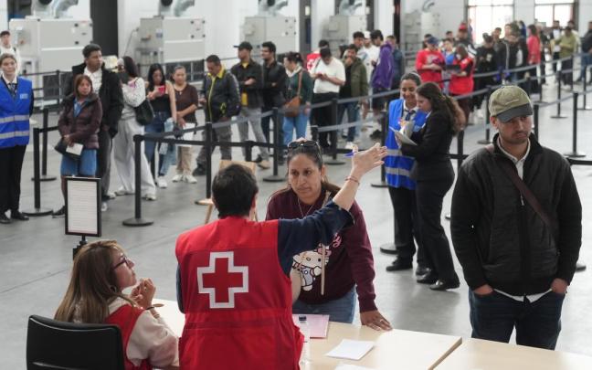 Decenas de inmigrantes guardan cola en Barcelona para regular su situación