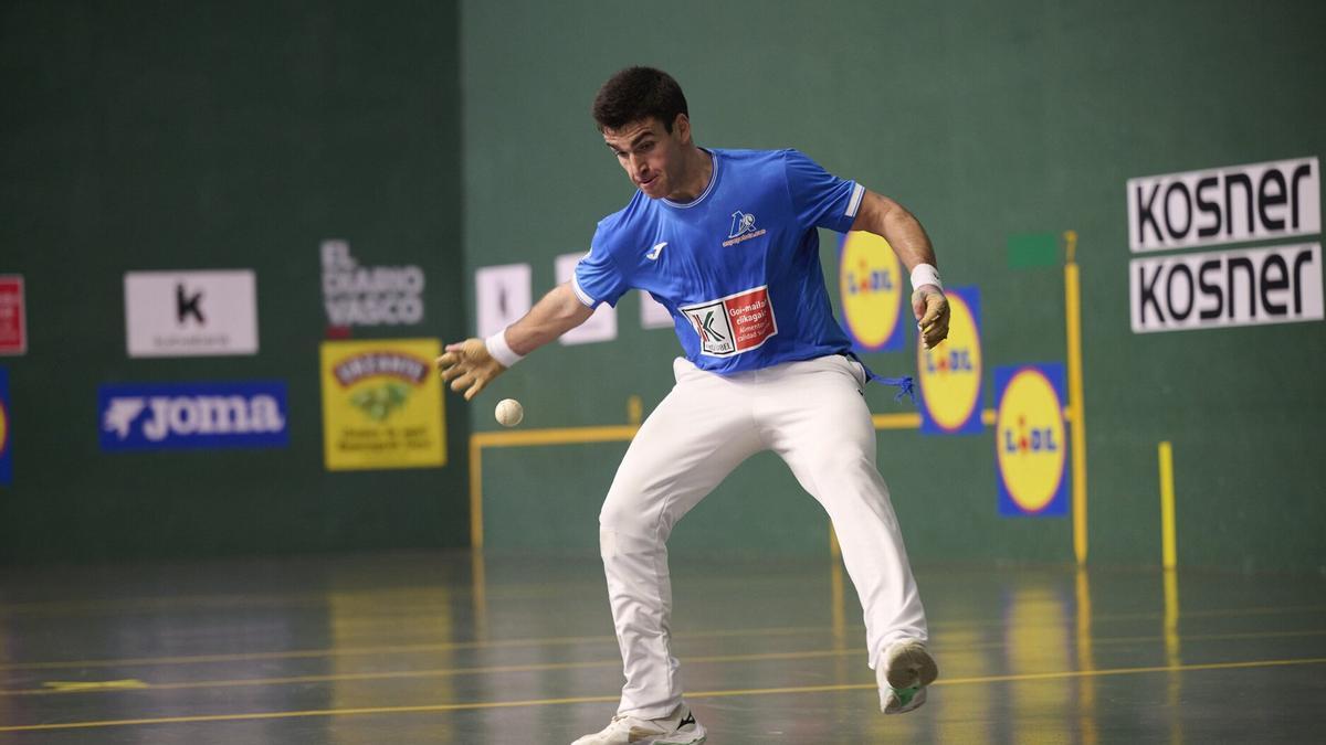 Ander Murua tumba a Beñat Senar en la primera eliminatoria del Cuatro y Medio en Lekunberri.