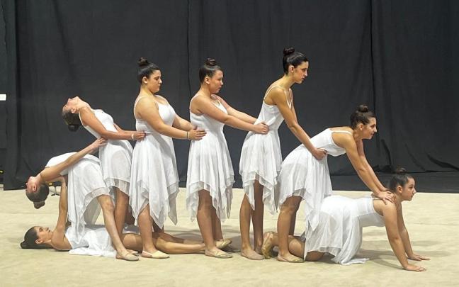 Gimnastas del Aloña en una actuación sobre el tapiz.