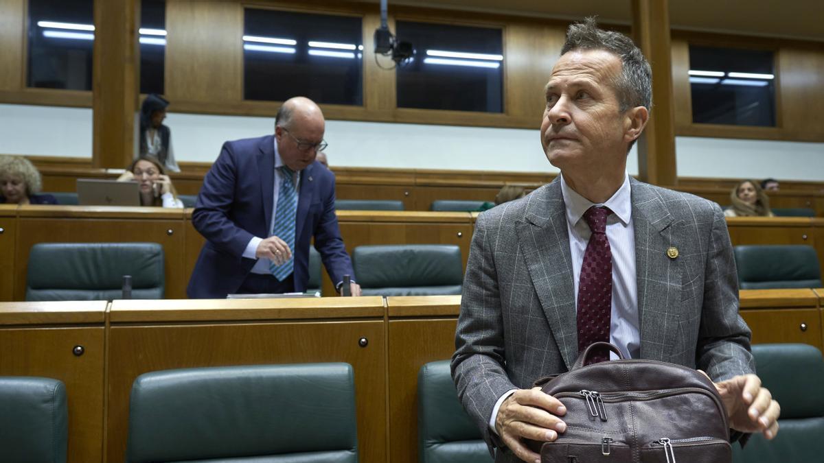 El consejero de educación, Jokin Bildarratz, en el pleno del Congreso.