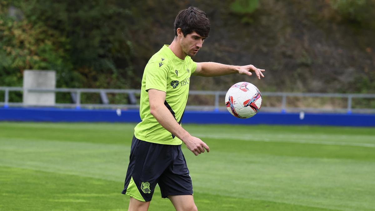 Aritz Elustondo, en Zubieta durante el entrenamiento de este lunes. / REAL SOCIEDAD