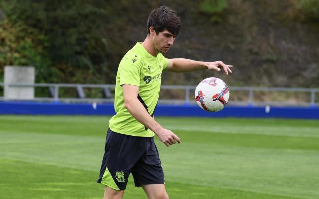 Aritz Elustondo, en Zubieta durante el entrenamiento de este lunes. / REAL SOCIEDAD