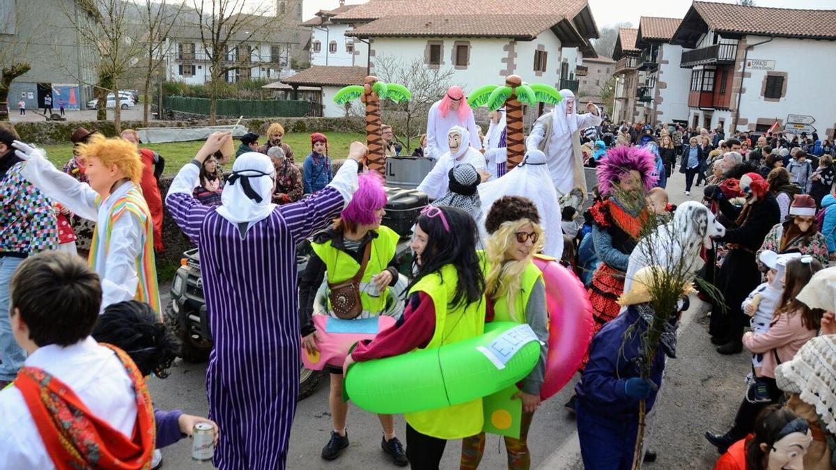 Erratzu disfrutó de un martes de carnaval muy colorido. .