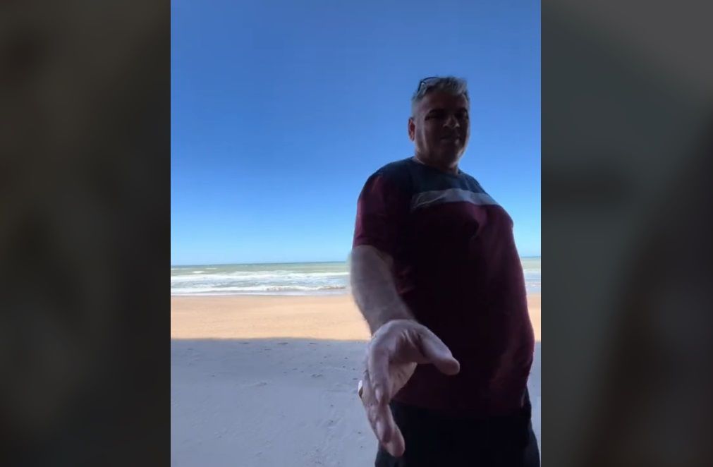 El ladrón aparece en el vídeo al robar el teléfono.