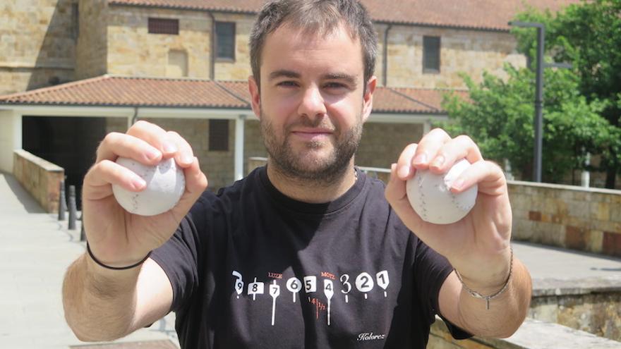 Garikoitz Agirrezabal, con dos pelotas hechas por él, en la plaza de Urretxu.
