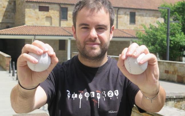 Garikoitz Agirrezabal, con dos pelotas hechas por él, en la plaza de Urretxu.