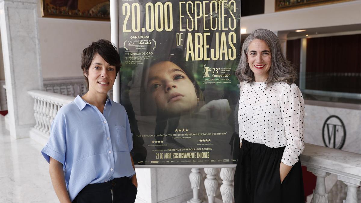 La directora de '20.000 especies de abejas', Estibaliz Urresola, y su productora, Lara Izagirre, junto al cartel de la película.