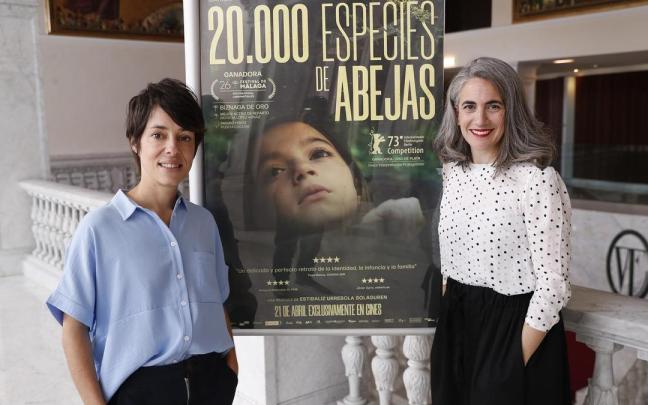 La directora de '20.000 especies de abejas', Estibaliz Urresola, y su productora, Lara Izagirre, junto al cartel de la película.