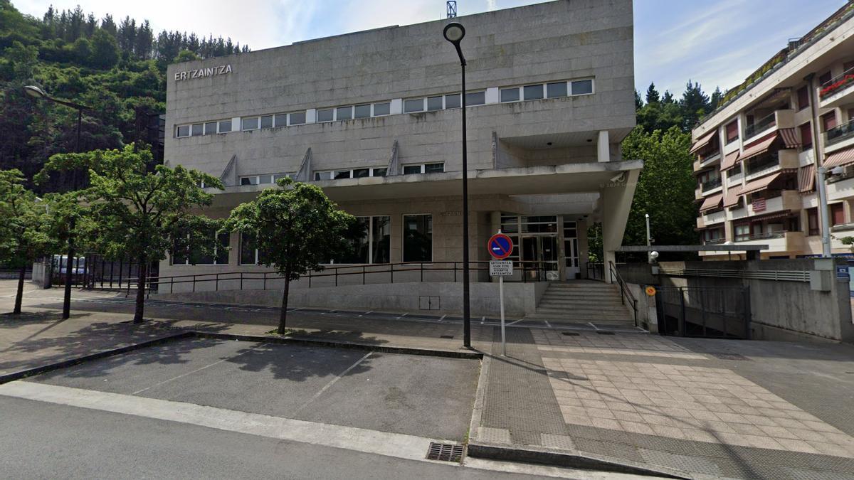 El hombre abandonó al niño en el acceso a la comisaría de la Ertzaintza de Bergara.