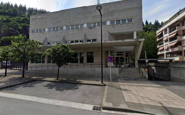 El hombre abandonó al niño en el acceso a la comisaría de la Ertzaintza de Bergara.