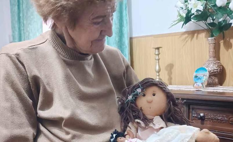 Julia Alonso de Elciego y su muñeca de trapo