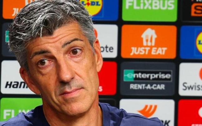 Imanol escucha una pregunta en la sala de prensa. / R.S.