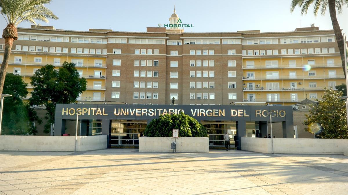 La mujer se encuentra ingresada en la UCI en el Hospital Virgen del Rocío de Sevilla.