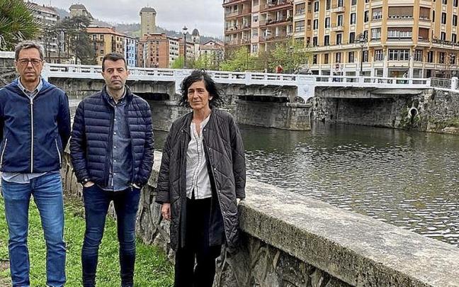 Olatz Peon ayer acompañada por los concejales Amantegi y Sorozabal.