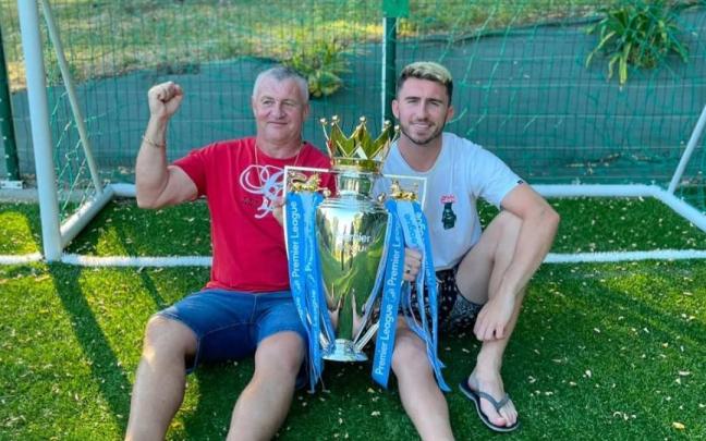 Laporte junto a su padre