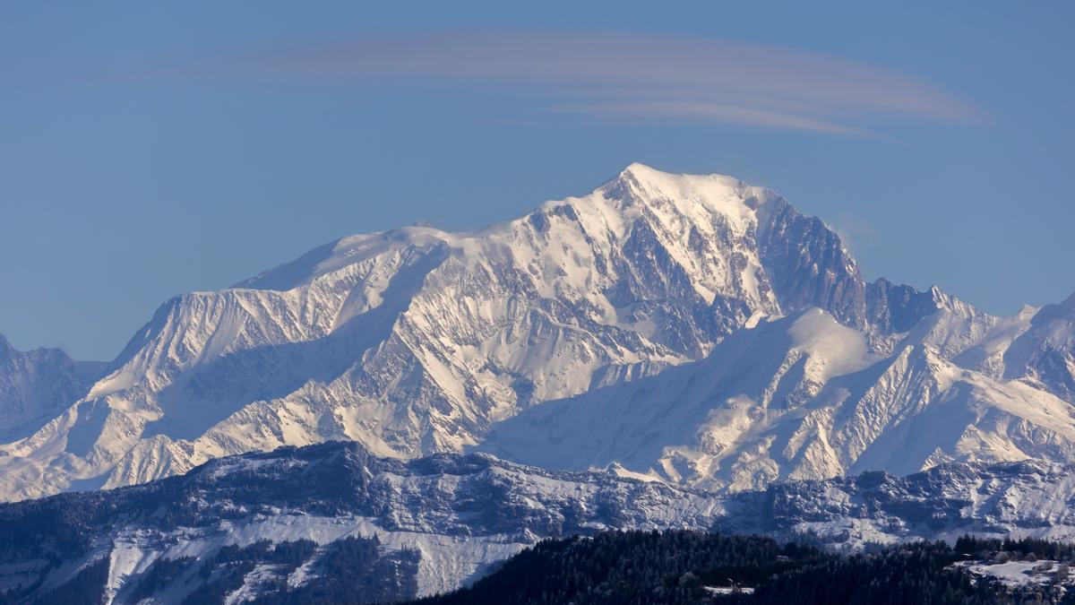 La nieve cubre el macizo del Mont Blanc, en los Alpes.