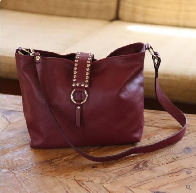 Bolso Mocca de piel color burdeos.