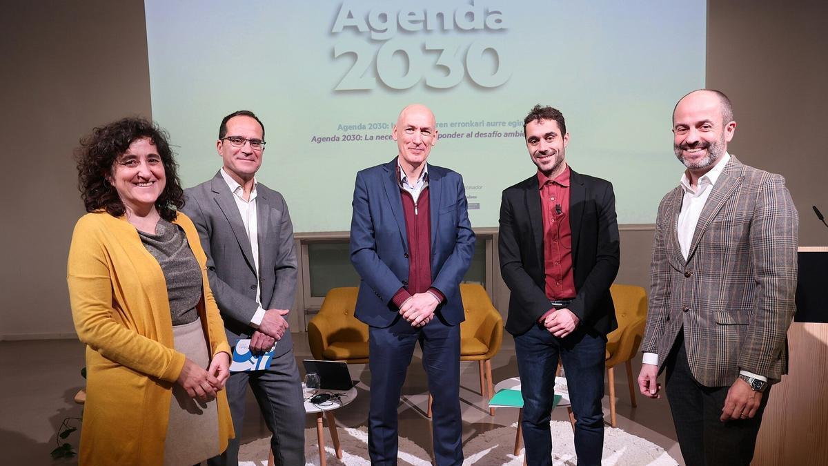 Olga Martín, Jorge Fernández, Alexander Boto, el periodista Imanol Arruti y Asier Aranbarri, instantes antes del encuentro cebrado en Tabakalera de la mano de GRUPO NOTICIAS.