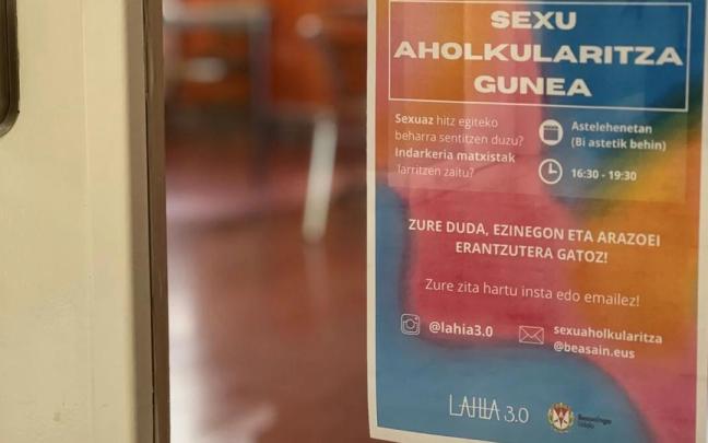 Cartel del servicio de asesoría sexual que se ofrece en Beasain.