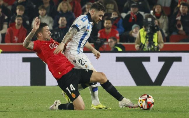 Dani Rodríguez y Javi Galán, que apuntan hoy a titulares, pelean por el balón en un lance del partido de ida
