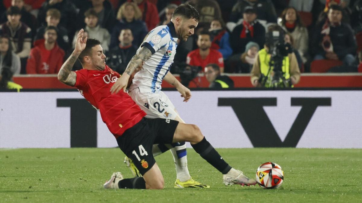 Javi Galán pelea un balón, mientras que Dani Rodríguez lo intenta derribar. / CATI CLADERA / EFE