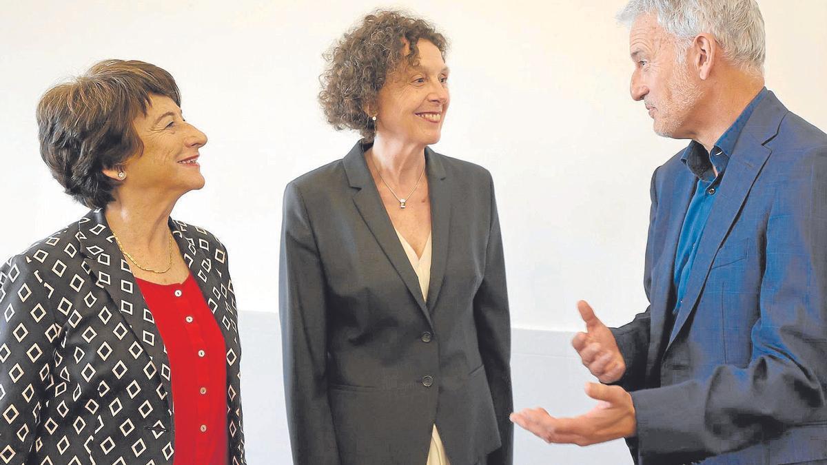 Subijana, junto a la exvicepresidenta del Tribunal Constitucional Adela Asua; y la catedrática de Derecho Penal Elena Larrauri. | FOTO: EFE