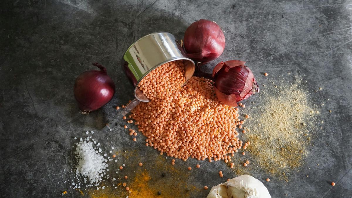 Las lentejas es el plato para celebrar el año nuevo en Italia. Abajo, besos para comenzarlo en EE.UU.