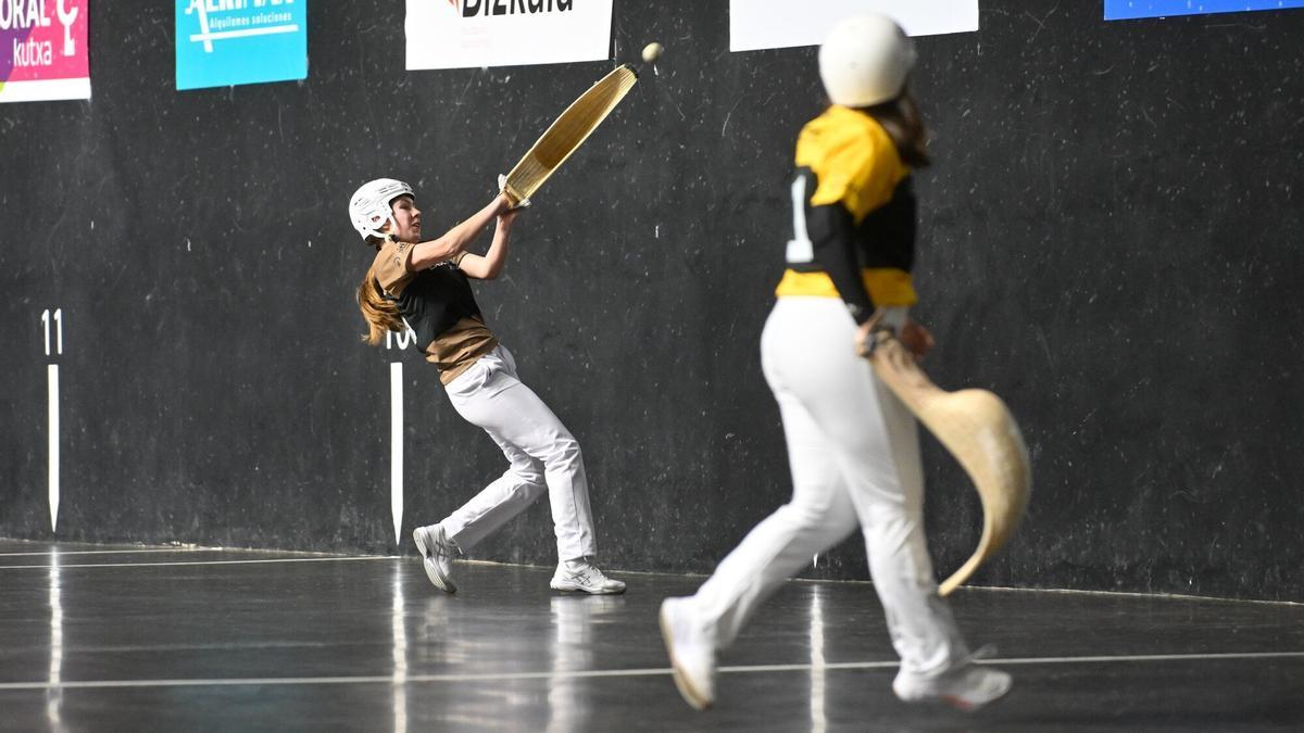 Helena Barrenetxea y Arai Lejardi, finalistas del Women Winter Series de cesta punta al derrotar a Maite Ortiz de Mendibil y Frida Watkins