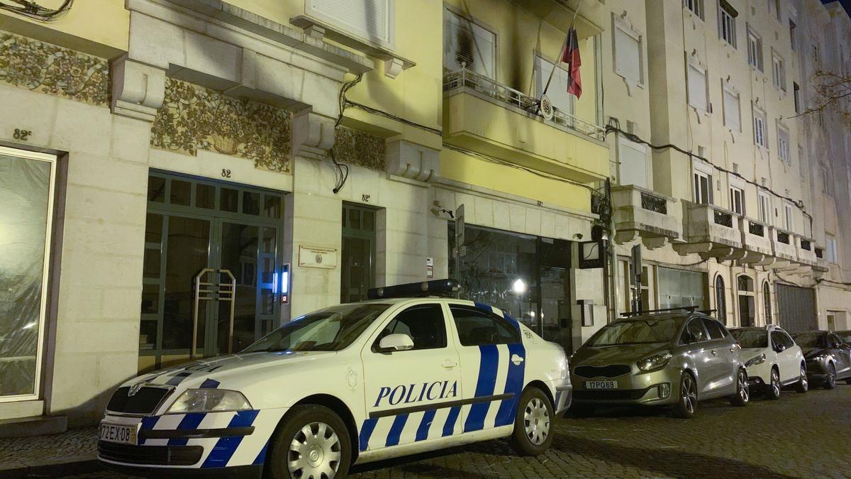 Vista del consulado general de Venezuela en Lisboa que en la madrugada de este domingo ha sido atacado con "bombas incendiarias" según el gobierno venezolano